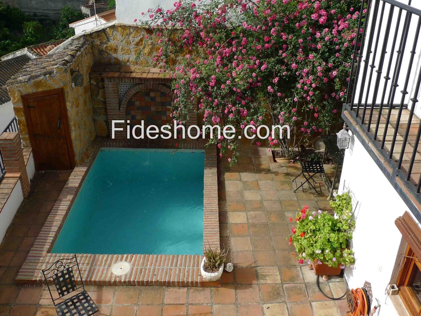 Casa rústica con terraza, piscina y vistas en Restábal